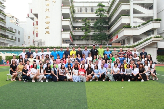 田东小学全体教师合影