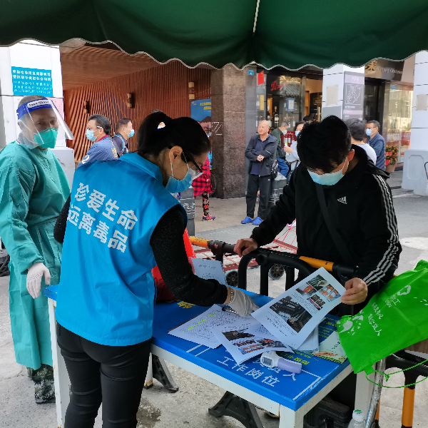 禁毒社工向居民详细讲解ghb毒品知识.jpg