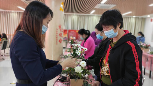 指导居民插花.jpg