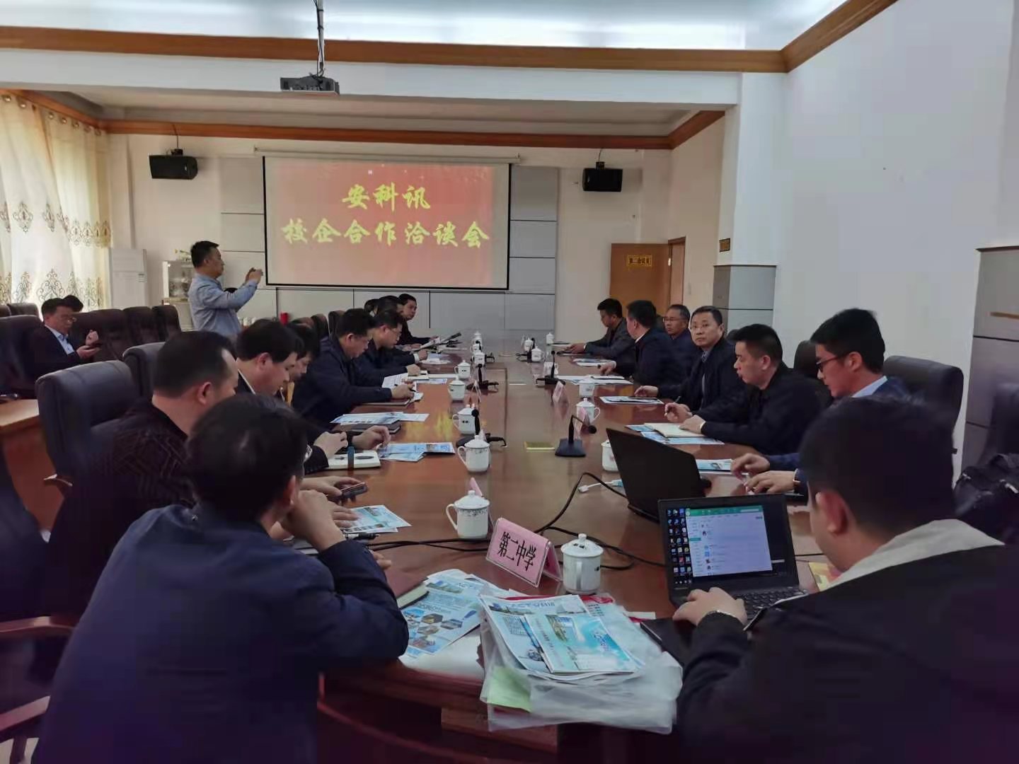 3月24日上午，周奕坚副局长带领辖区11家企业赴凌云县参加2021年对口帮扶凌云县劳务协作现场招聘会，为当地群众提供690个就业岗位，吸引逾200名群众进场求职应聘。下午，周局带队安科讯企业代表一行参加校企合作对接会，与凌云教育局、技工学校、桂林技师学院就校企合作定向委培开展对接洽谈。1.jpg