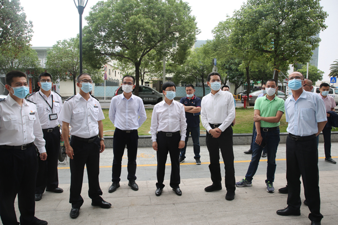 随后,张玉领一行调研梅沙街道彩陶路与爱梅
