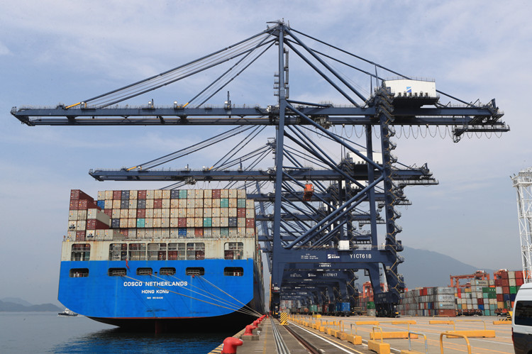 999使用油电混合动力低噪音低排放的岸吊和龙门吊正在作业    B79I6917_副本.jpg