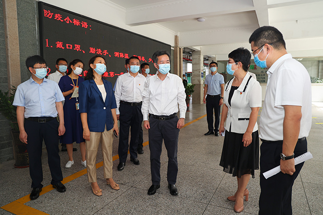 陈清一行首先来到位于盐田港后方陆域的盐港幼儿园,与市教育局副局长