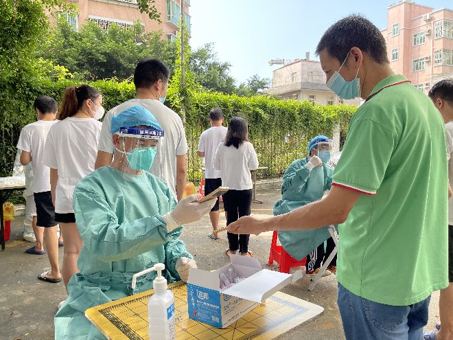 9月1日，盐田区水务局党员干部吕晓国支援梧桐社区核酸检测工作.jpg