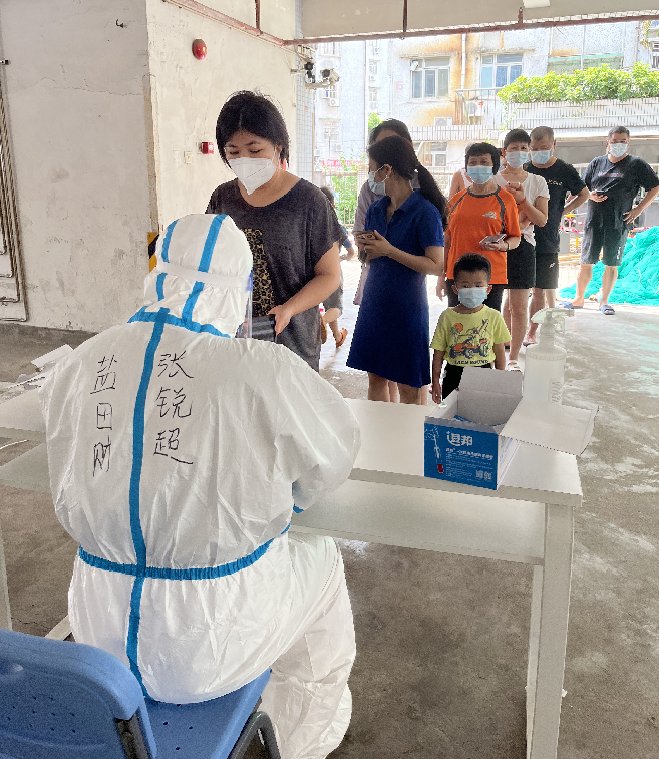 9月2日，盐田财政局张锐超在隔离中风险小区东和大厦就地转志愿者，每天八点到十二点进行核酸扫码检测.jpg