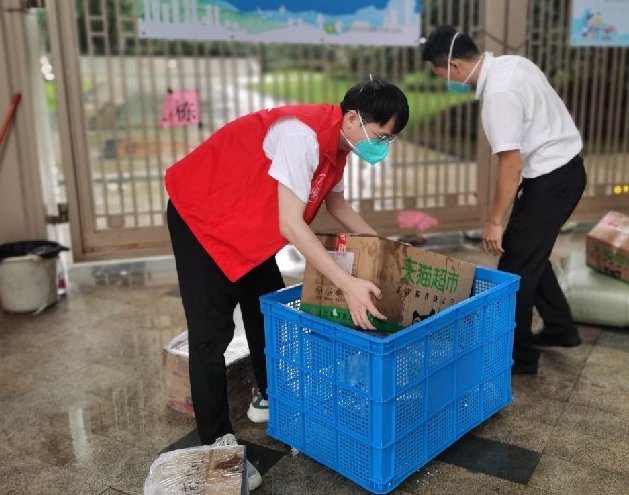 9月1日，区前期办干部周智豪在盐田街道东海社区御景佳园一期为居民搬运物资。.jpg