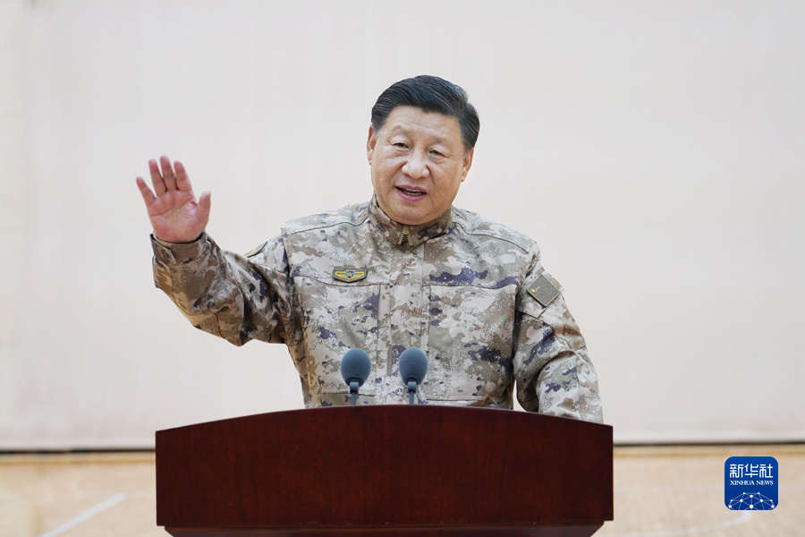 11月8日，中共中央总书记、国家主席、中央军委主席、军委联指总指挥习近平视察军委联合作战指挥中心，表明新一届军委贯彻落实党的二十大精神、全面加强练兵备战的鲜明态度。这是习近平亲切接见军委联指中心官兵代表，向军委联指中心全体指战员致以诚挚问候，并发表重要讲话。新华社记者 李刚 摄.jpg