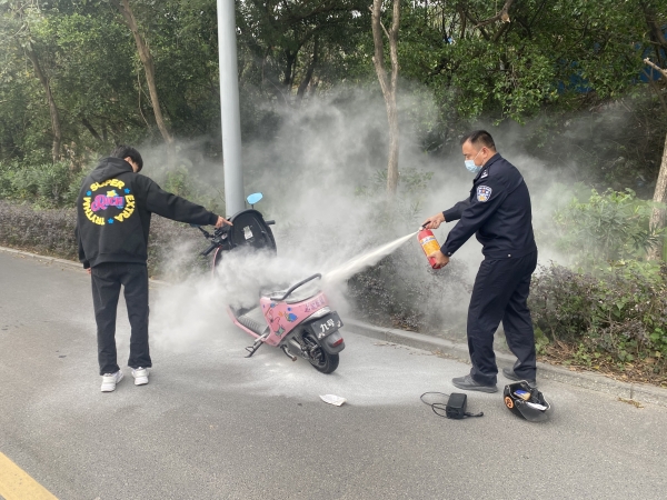 电动车冒烟起火 民警紧急扑救1.jpg