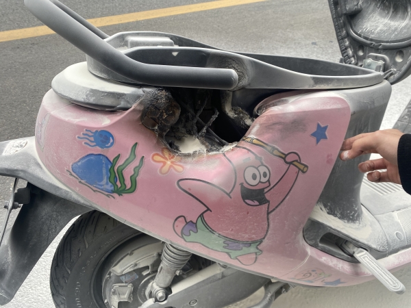 电动车冒烟起火 民警紧急扑救2.jpg