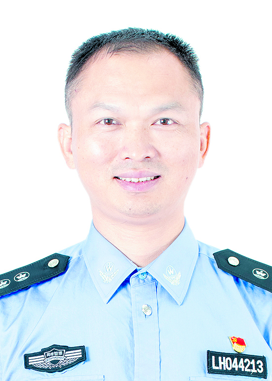 龙华区网格员郑富文AE3I3594.JPG
