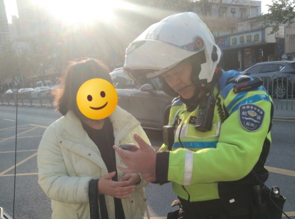 铁骑巡逻拾手机 及时归还获感谢_副本_副本.jpg