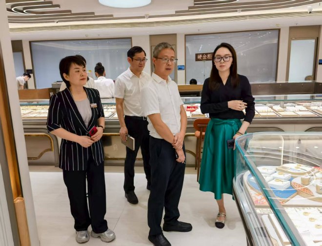 盐田区工业和信息化局调研重点黄金珠宝企业.jpg